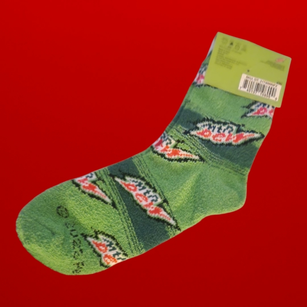 (1) Womens  Green Patterned Mtn Dew Casual Socks Shoe Size 5-10 - Picture 2 of 3